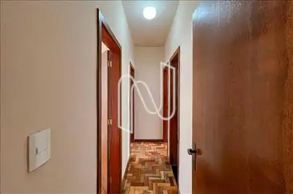 corredor com porra para quartos e banho 