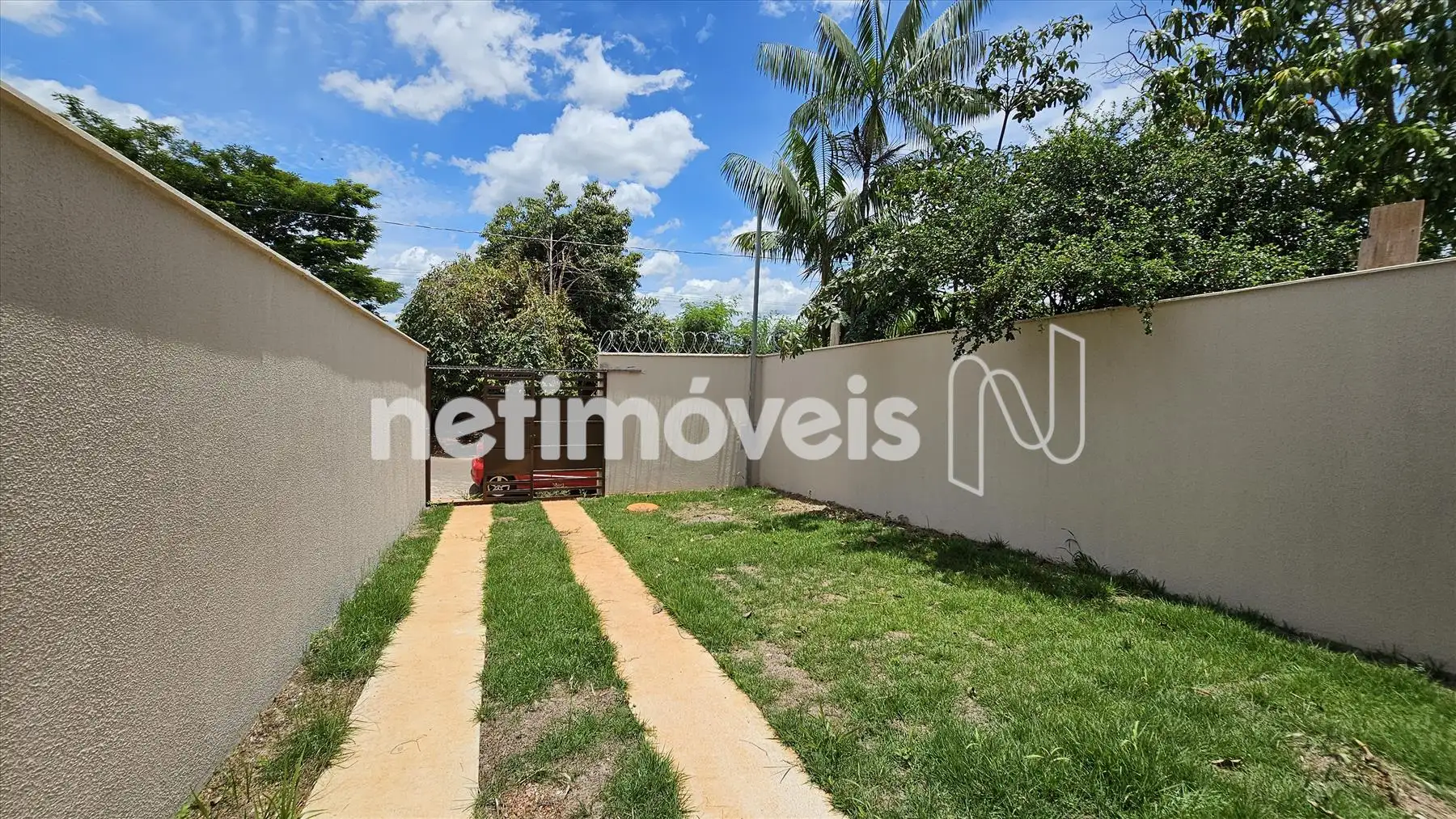 Quintal e Vaga Para 2 Veículos em Linha