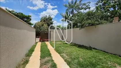 Quintal e Vaga Para 2 Veículos em Linha 