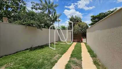 Quintal e Vaga Para 2 Veículos em Linha 