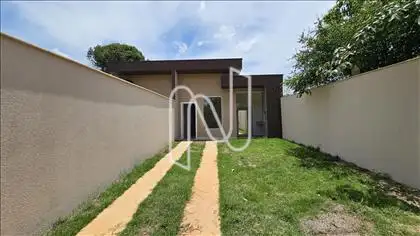 Quintal e Vaga Para 2 Veículos em Linha 