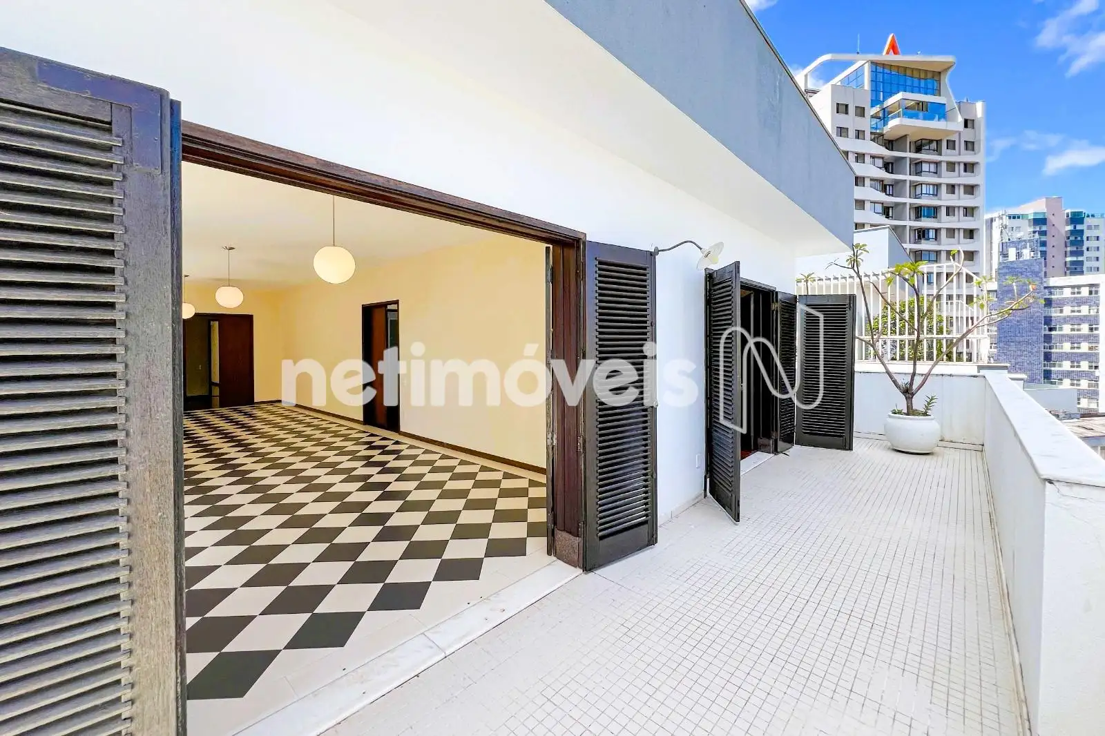 amplo terraço de frente para a  rua 