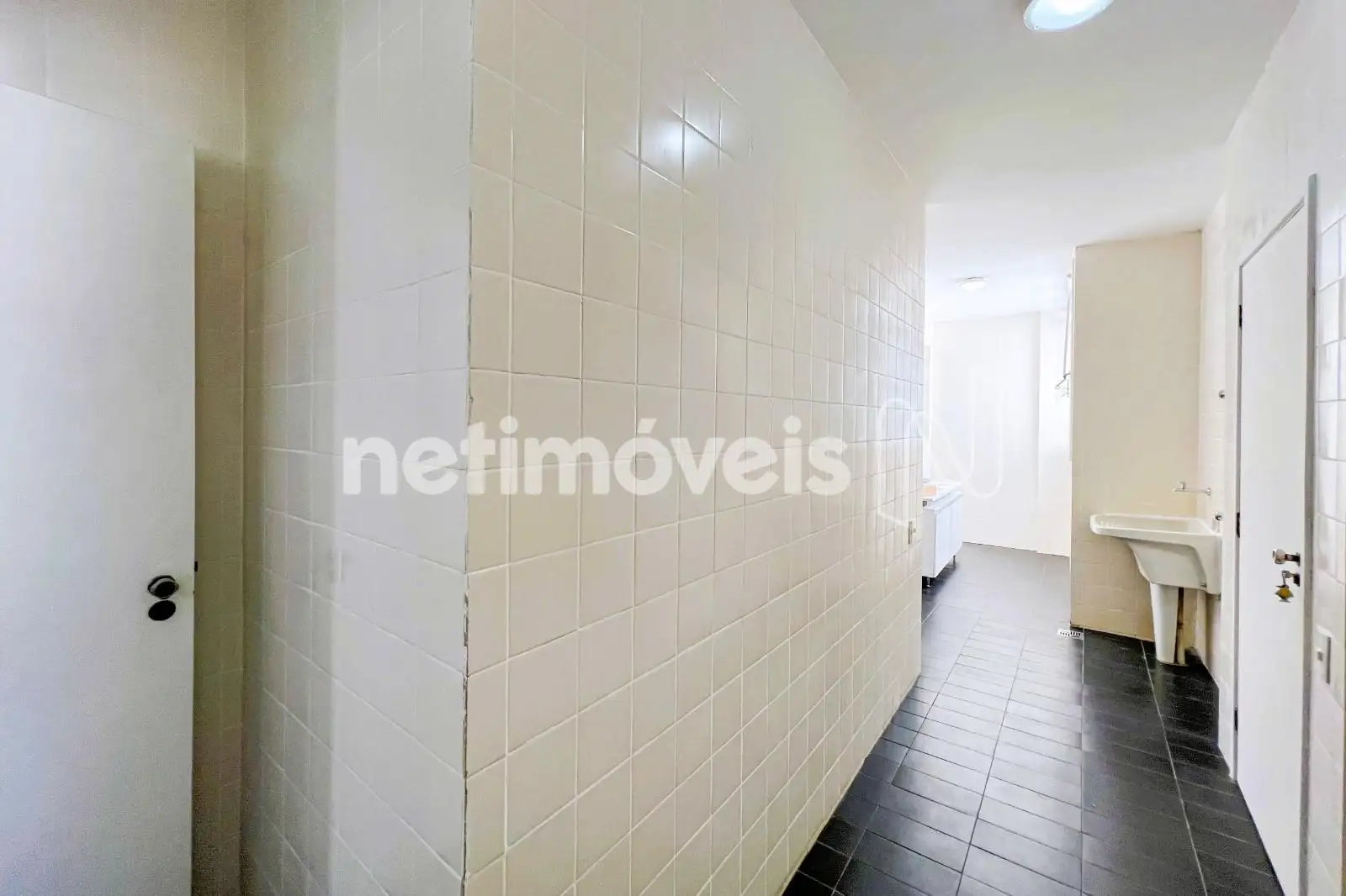 Porta para cozinha,  elevador serviço e área