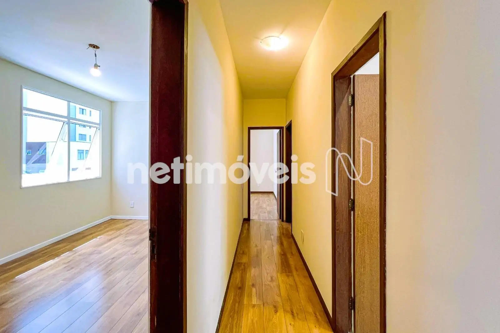 Amplo corredor para banho social e quartos 