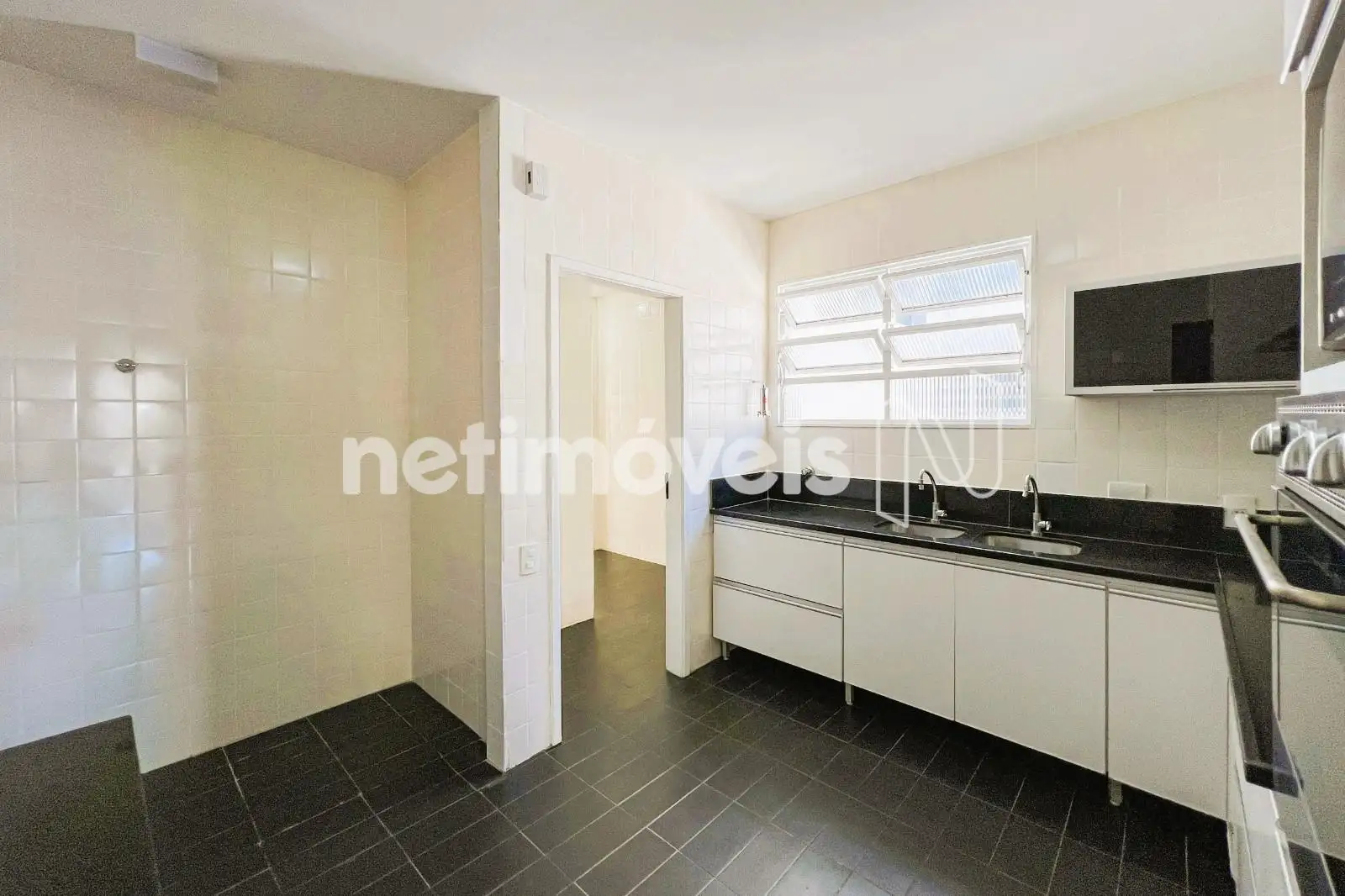 Cozinha com porta de serviço 