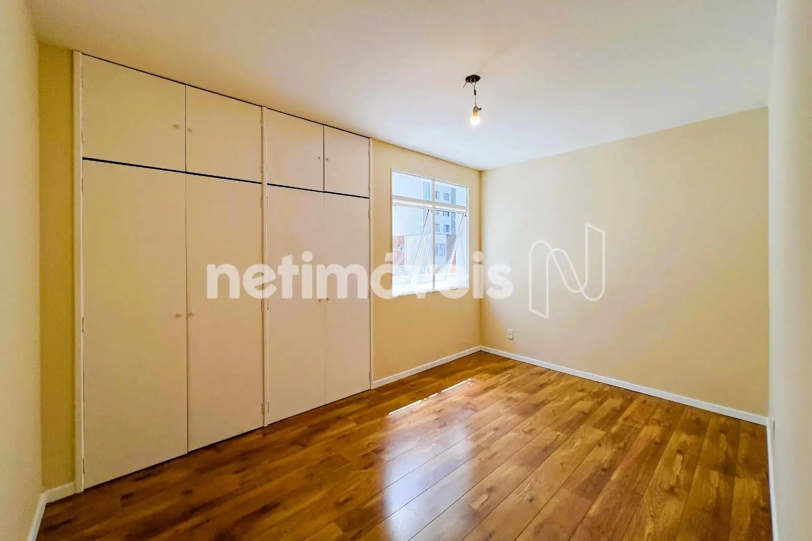  Quarto 02- com armário branco  