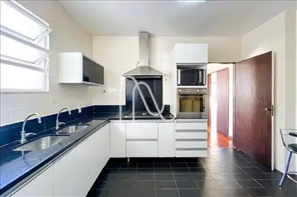 Cozinha acesso Sala Jantar e Serviço 