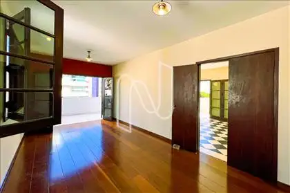 Sala de Jantar com porta terraço frente 