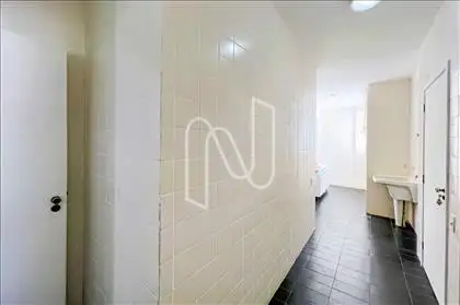 Porta para cozinha,  elevador  serviço e área