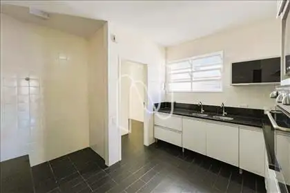 Cozinha com porta de serviço  