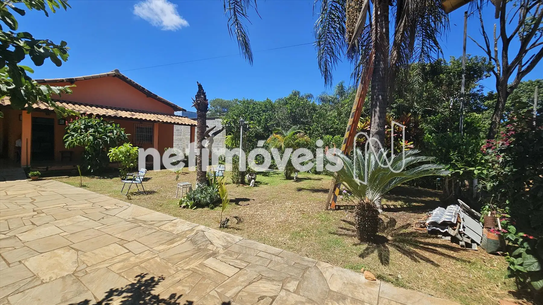  Frente da Casa Com Jardim