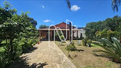  Frente da Casa Com Jardim 