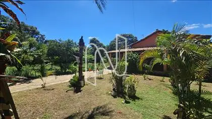  Frente da Casa Com Jardim 