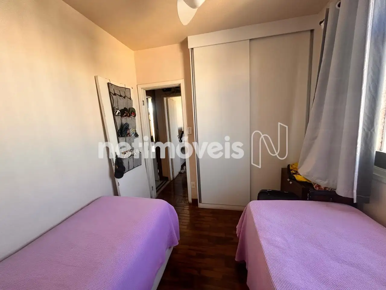 QUARTO VISTA ARMÁRIO