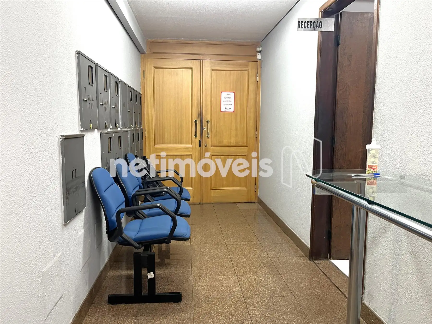 Hall fechado para o conjunto de salas