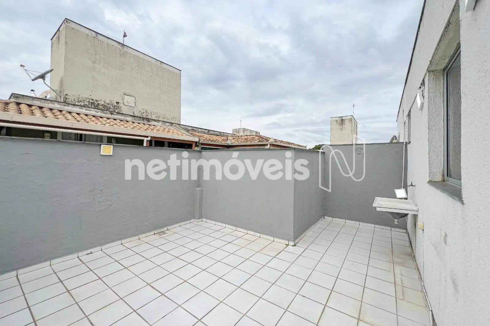 Terraço com espaço para lavandeira