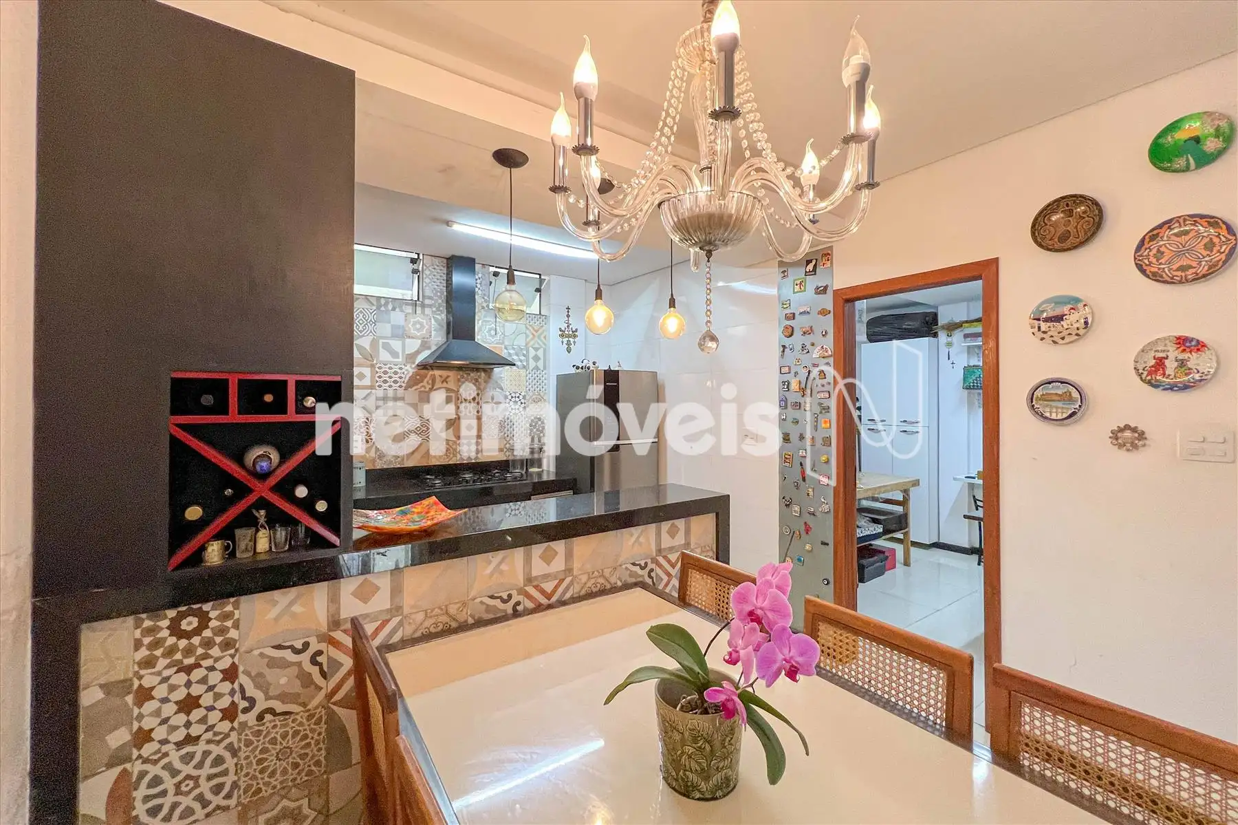 Sala de jantar conjugada com cozinha gourmet