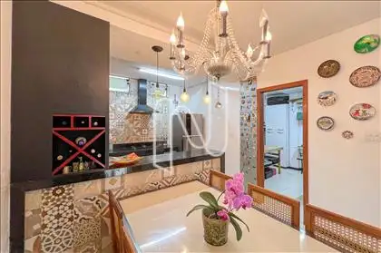 Sala de jantar conjugada com cozinha gourmet