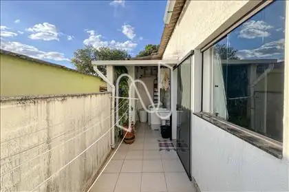 Área externa com área de serviço