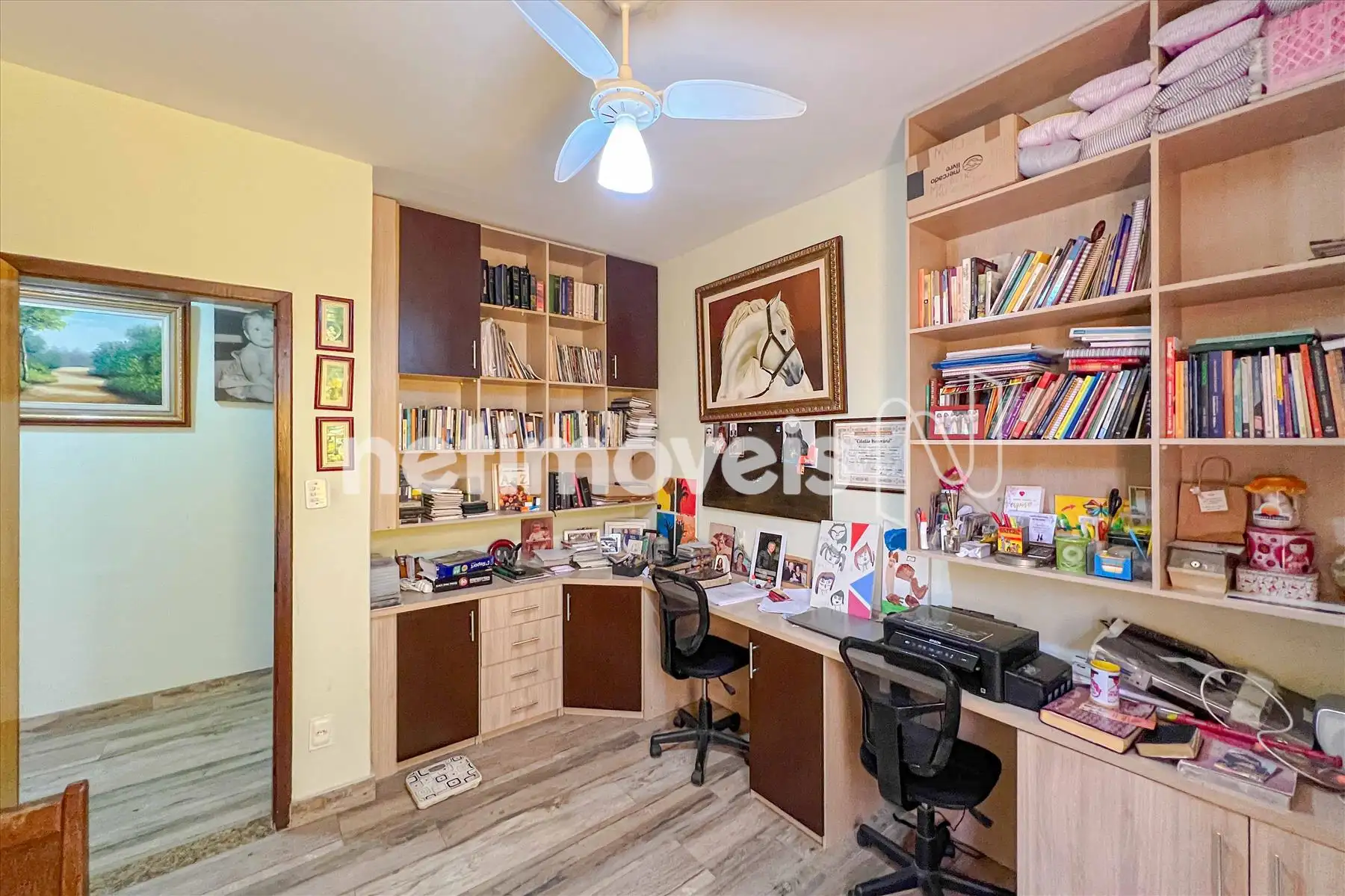Quarto revertido em escritório