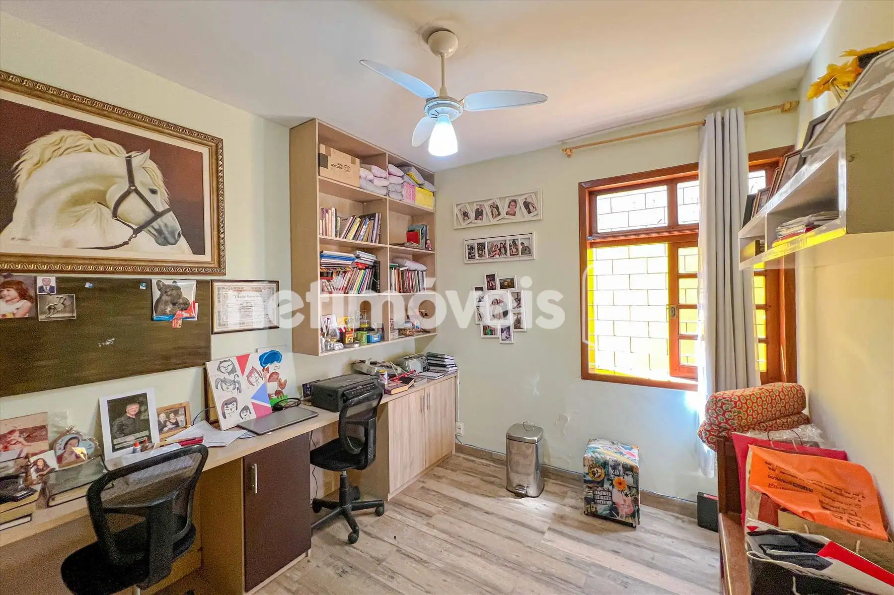 Quarto revertido em escritório