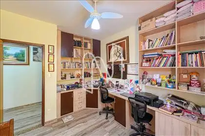 Quarto revertido em escritório