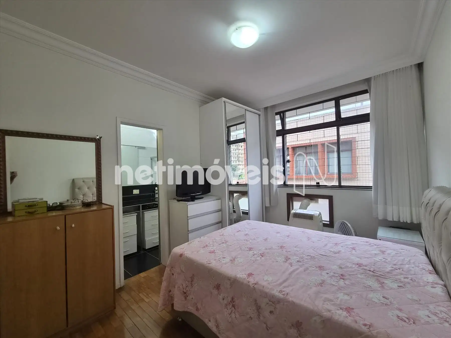 quarto suíte com armários