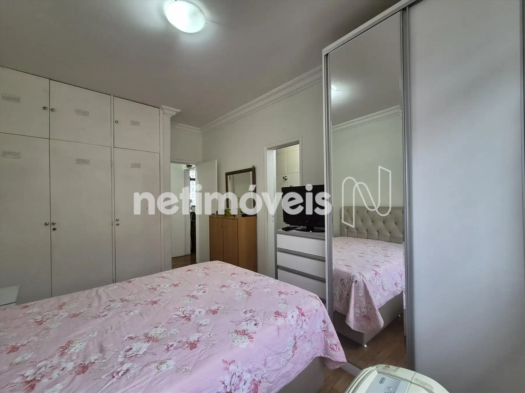 quarto suíte com armários