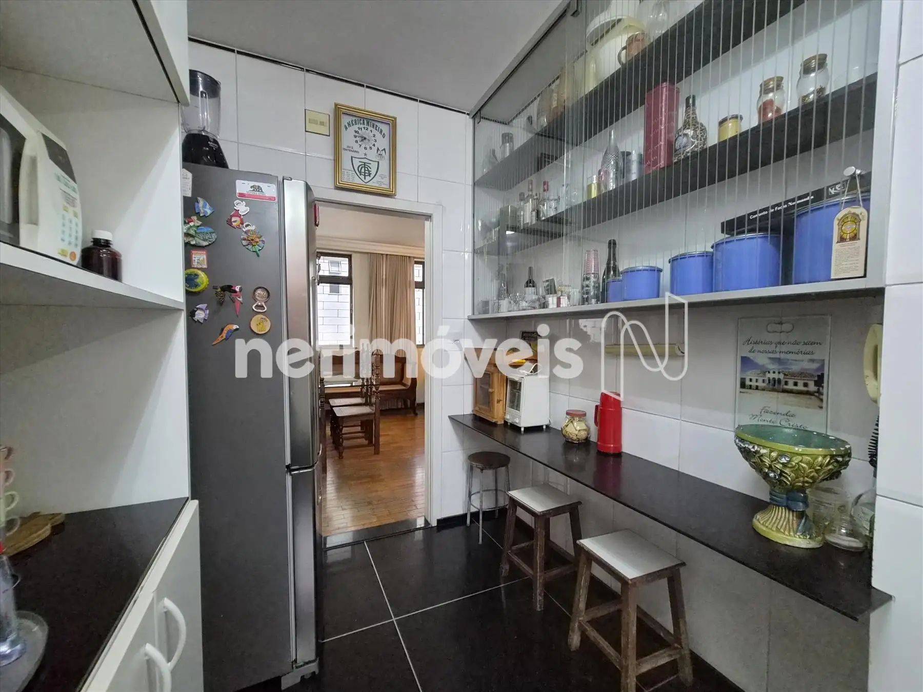 parte da cozinha com bancada refeições