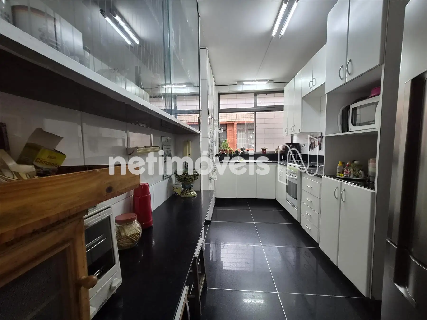 cozinha ampla com bastante armários