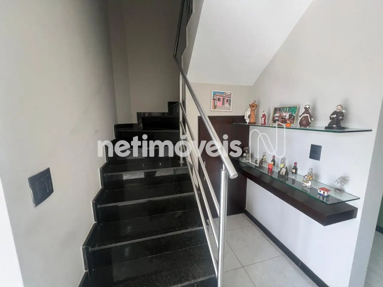 Escada acesso ao segundo piso