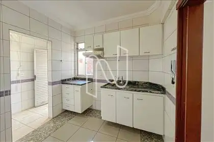 Cozinha ampla e acesso área privativa 