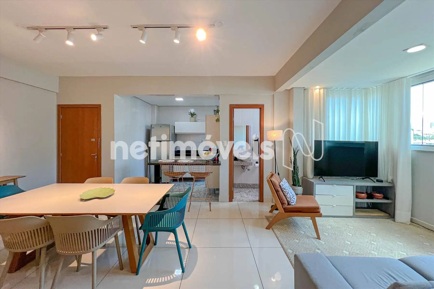 Sala, cozinha e lavabo