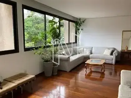  Sala ampla com janelas em toda extensão