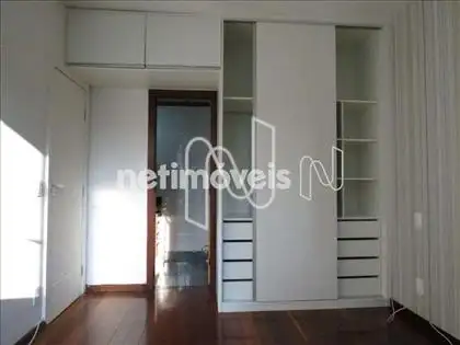 armário e banho suíte