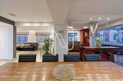 Sala de TV integrados com sala de jantar