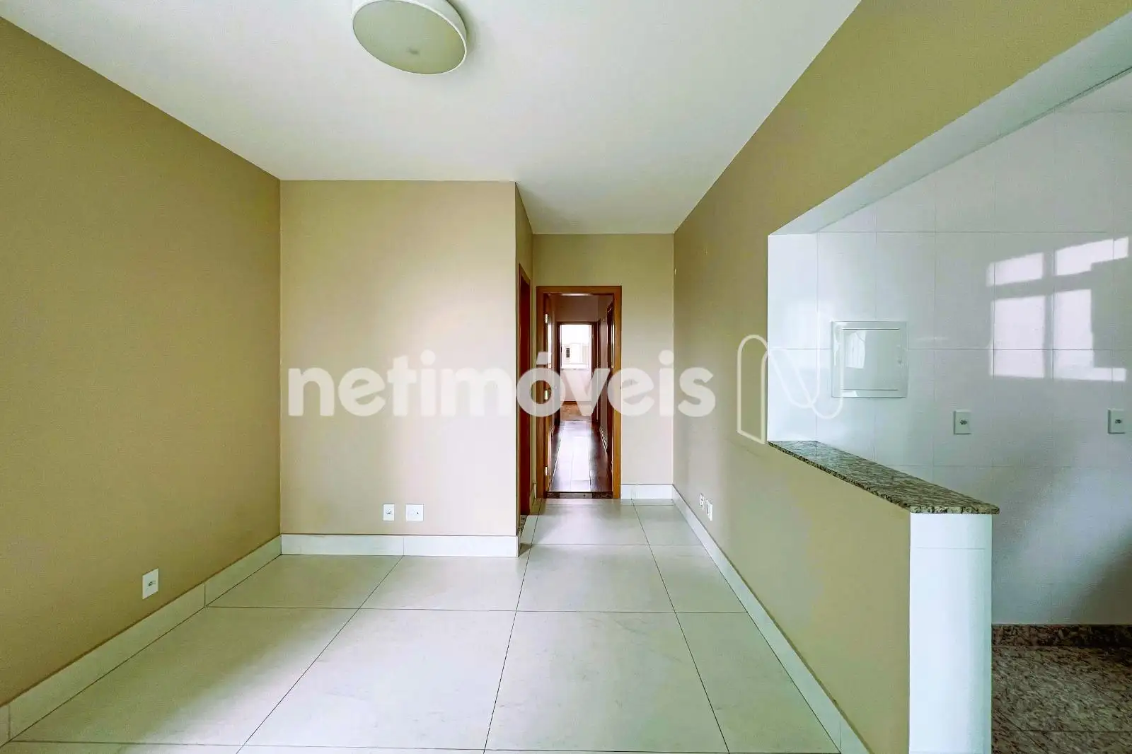 acesso quartos com porta no corredor 