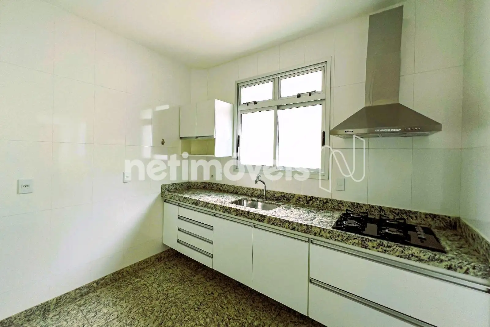 Coifa,  Cooktop e janela frontal pia 