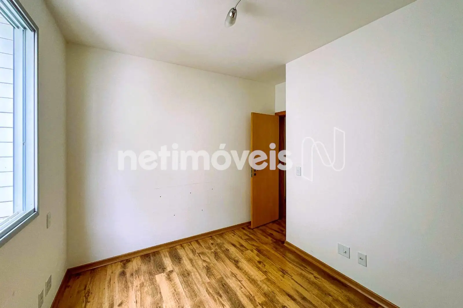 Quarto 04: Com armário e veneziana 