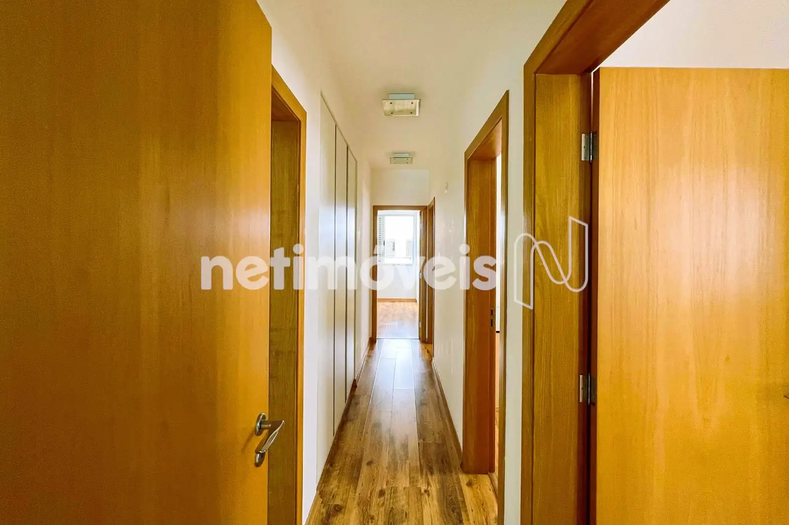Porta entre espaço reservado e de convivência