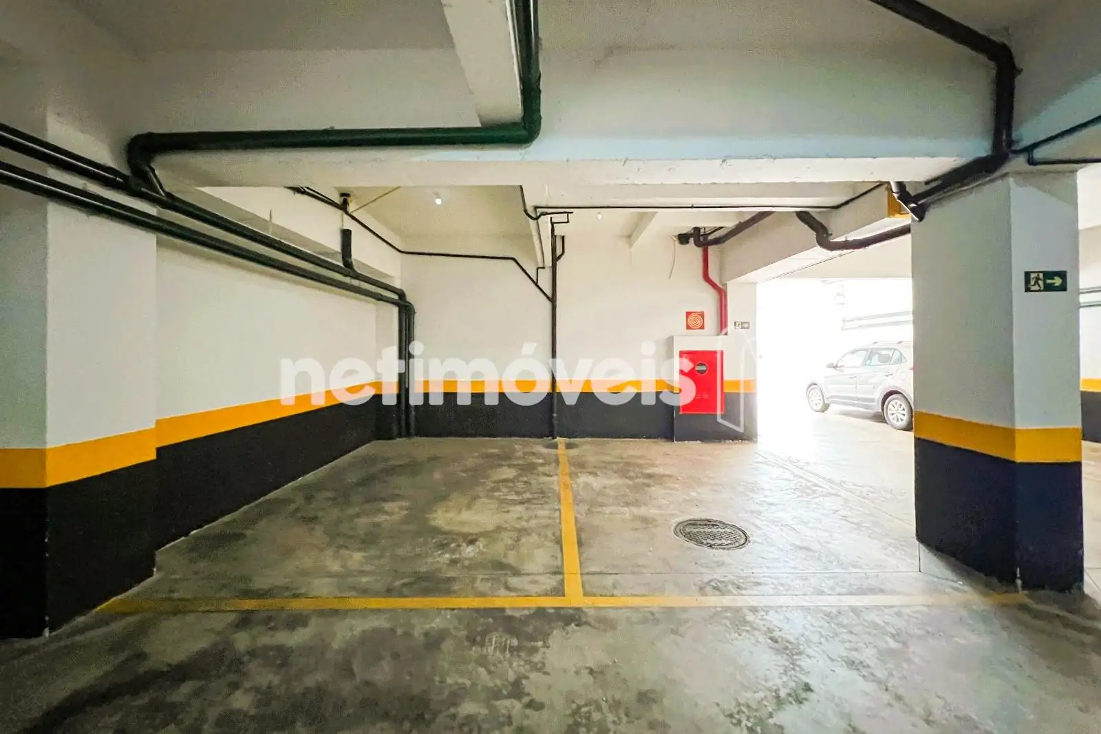 2 vagas paralelas,  cobertas e demarcadas  