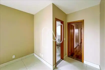 lavabo ao lado do acesso quartos 