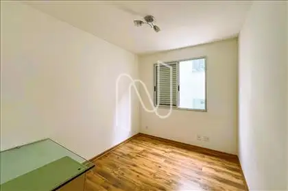 Quarto 03: Mesa de Escritório e Veneziana 