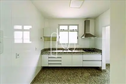 grande bancada em granito com coifa e cooktop