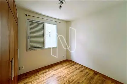 Quarto 04: Com armário e veneziana 