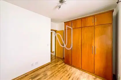 Quarto 04: Com armário e veneziana 