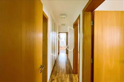 Porta entre espaço reservado e de convivência