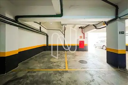 2 vagas paralelas,  cobertas e demarcadas  