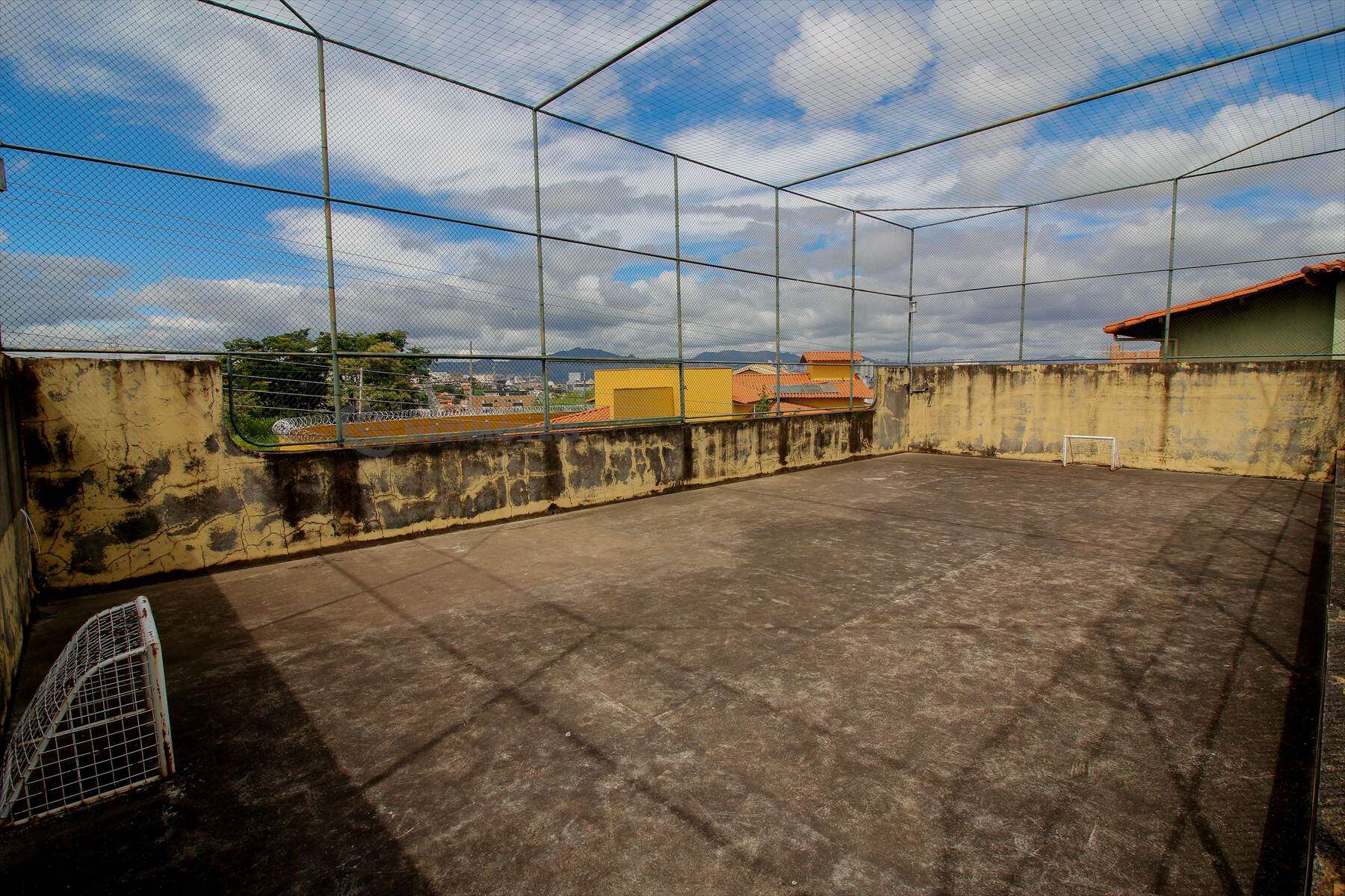 Quadra suspensa que cobre parte da piscina
