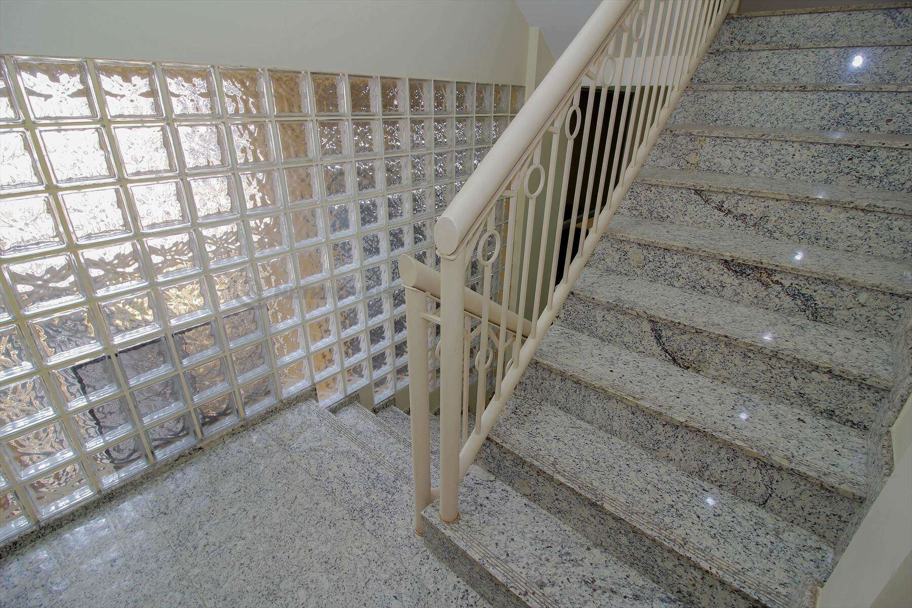 Escadaria que integra o prédio e a casa